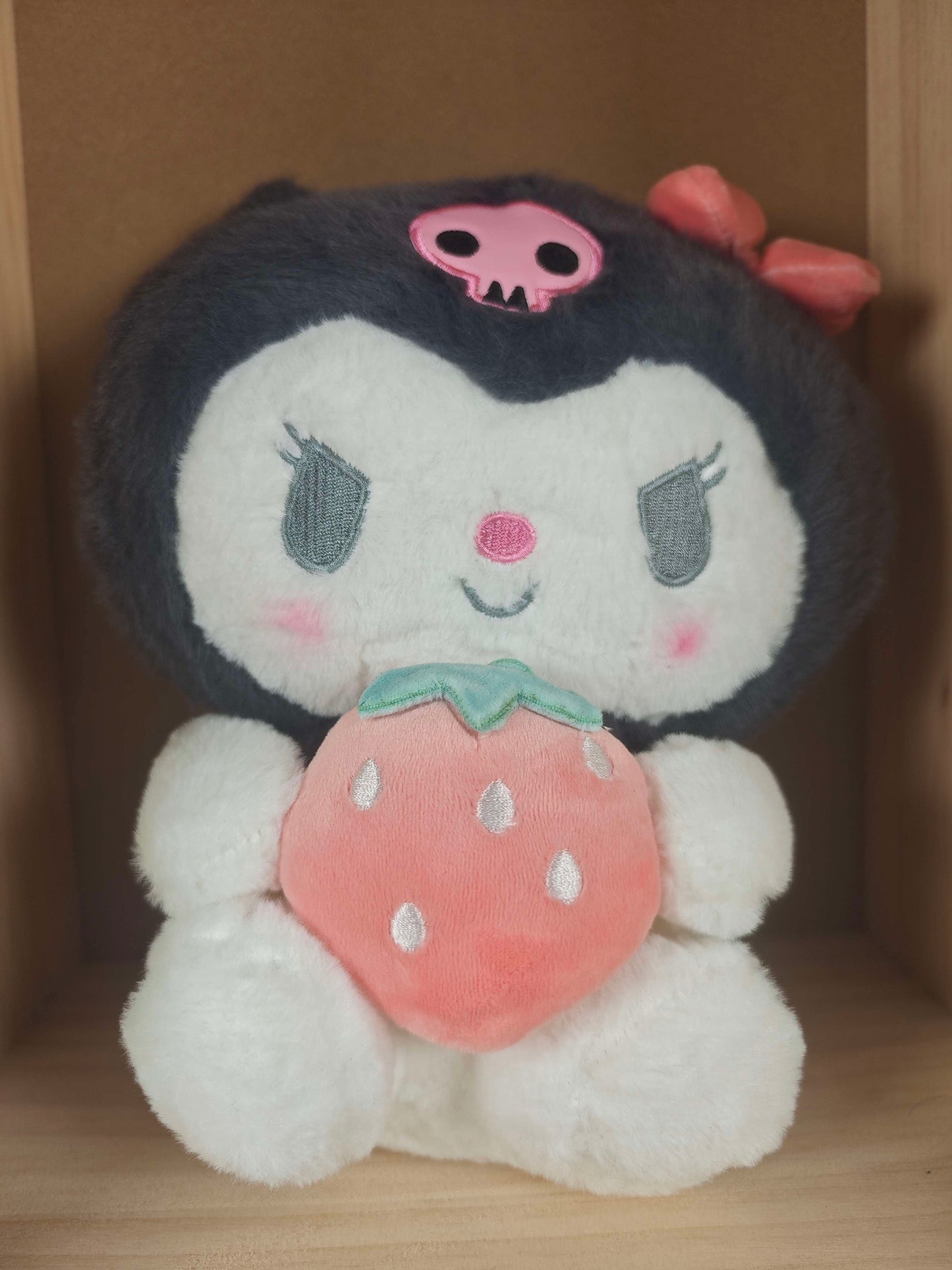 🍓 Kuromi Plüschtier mit Erdbeere – Frech & süß vereint