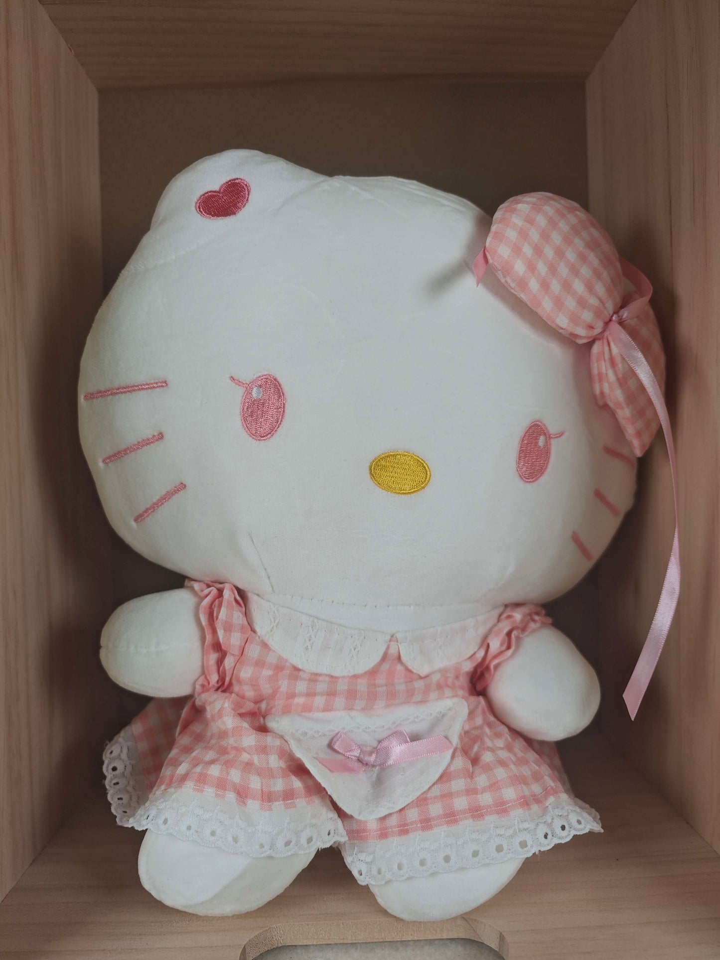 💗 Hello Kitty Plüschtier im rosa Kleid – Nostalgischer Charme