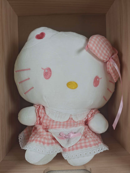 💗 Hello Kitty Plüschtier im rosa Kleid – Nostalgischer Charme