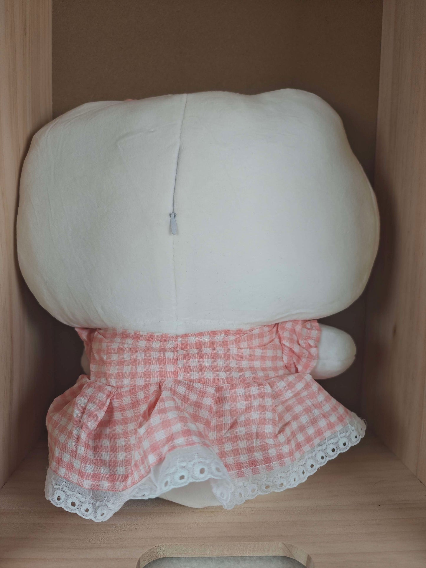 💗 Hello Kitty Plüschtier im rosa Kleid – Nostalgischer Charme